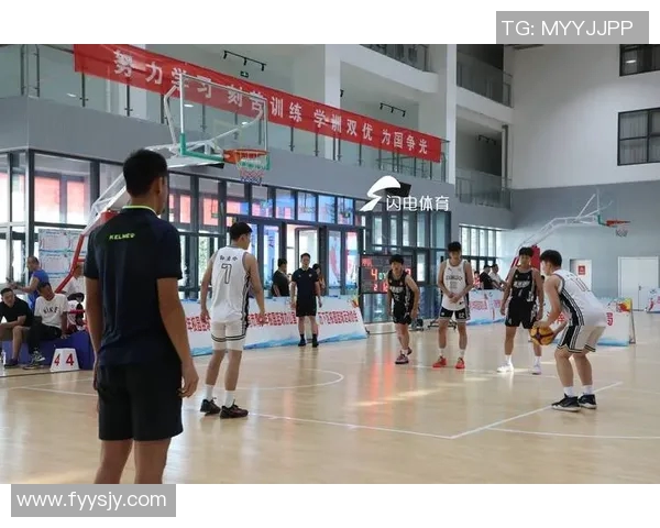 篮球明星挑战极限用超重篮球展现惊人技巧与力量的精彩对决